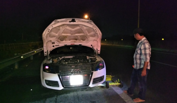 Xe sang Audi TT bất ngờ phát hỏa trên cao tốc Tp. Hồ Chí Minh - Trung Lương
