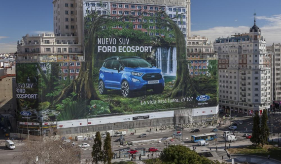 Ford dùng bảng quảng cáo lớn nhất thế giới, bằng 20 sân tennis, cho EcoSport