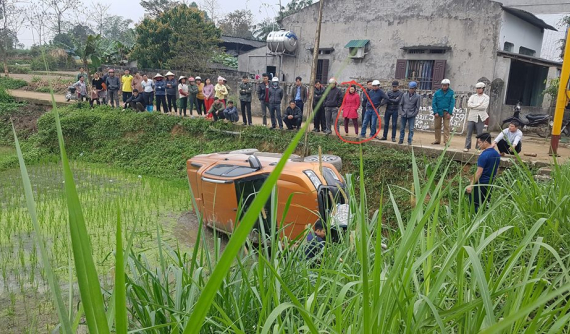 Chồng để vợ tập lái xe trên đường làng, Ford Ranger lao xuống ruộng