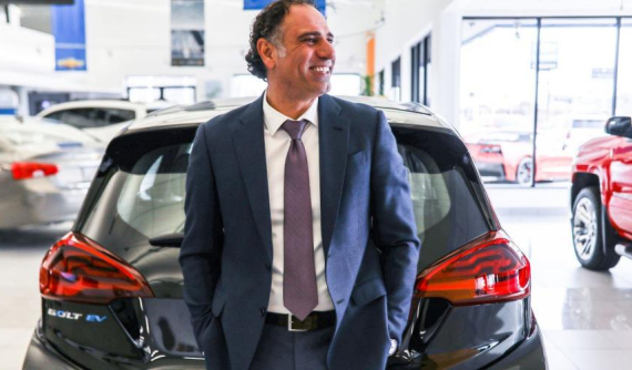 Nhân viên bán xe phá kỷ lục Guinness thế giới với 1.582 chiếc trong 1 năm