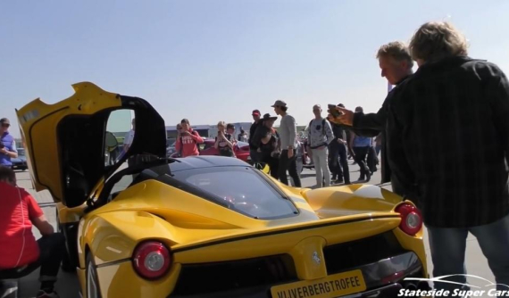 Đi đổ xăng thôi mà Ferrari LaFerrari cũng bị nhiều người vây quanh