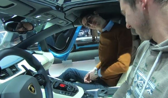 Thanh niên không ngẩng được đầu khi ngồi trong Lamborghini Aventador S