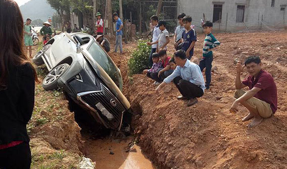 Bắc Giang: Tài xế ngủ gật, lao Lexus RX xuống rãnh bên đường