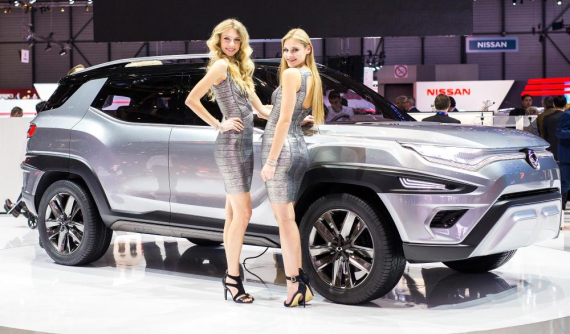 Hết người mẫu đường đua đến lượt chân dài triển lãm cũng có thể bị cấm