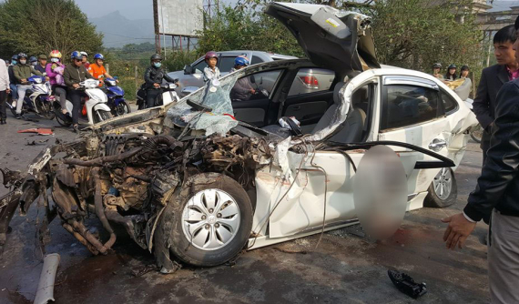 Rùng mình với cảnh Hyundai Avante biến dạng sau vụ tai nạn ở Hòa Bình