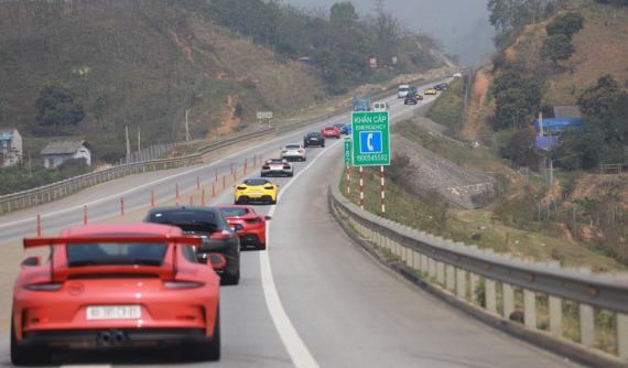 Nóng: Xem đoàn siêu xe Car & Passion 2018 di chuyển trên cao tốc Nội Bài - Lào Cai