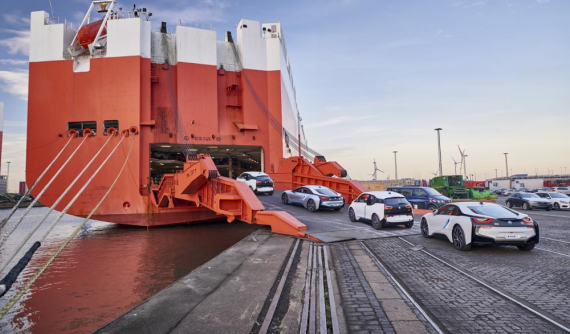 Tổng thống Mỹ Donald Trump dọa tăng thuế với xe nhập khẩu từ châu Âu