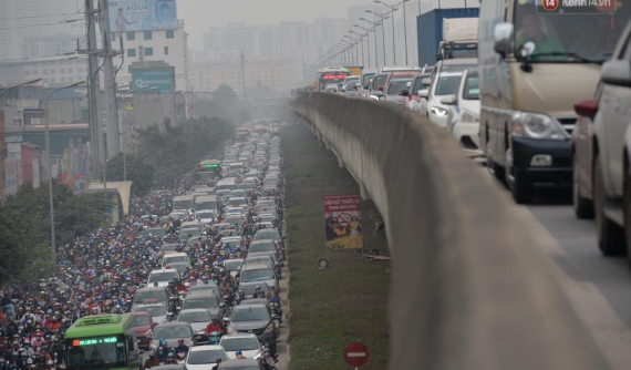 Hà Nội: Vành đai 3 kẹt xe kinh hoàng trong giờ cao điểm sau sự cố tai nạn của xe container