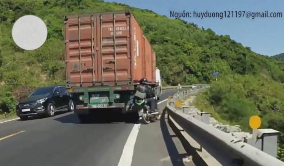 Phượt thủ may mắn thoát chết sau khi bị xe đầu kéo quệt ngã