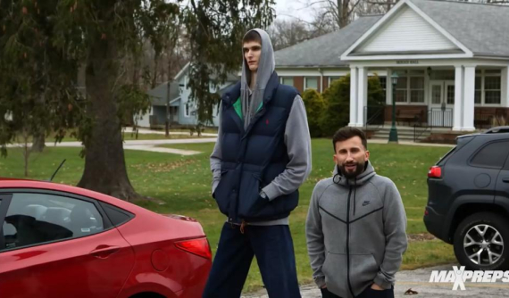 Đây là cách thanh niên cao hơn 2 mét chui vào chiếc Hyundai Accent