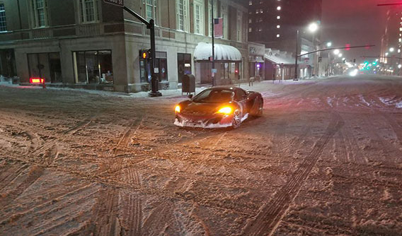 Đại gia gây náo loạn vì đỗ McLaren 650S giữa ngã tư