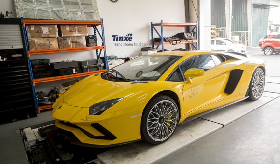 Lamborghini Aventador S bị va quệt tại Huế