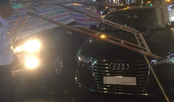 Sài Gòn: Audi A6 và Toyota Innova dừng chờ đèn đỏ, bị giàn giáo đổ trúng