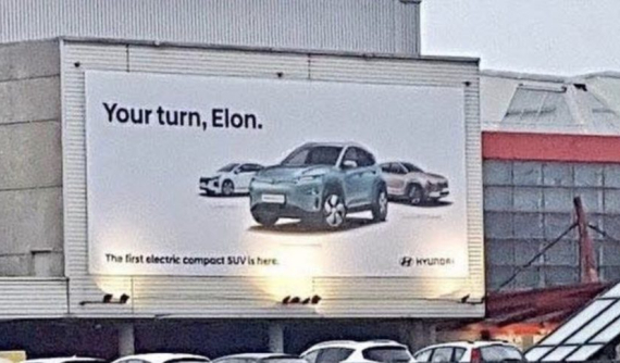 Học Audi, Hyundai đặt bảng quảng cáo "trêu ngươi" Tesla