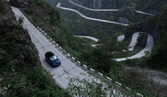 Range Rover Sport SVR đánh bại kỷ lục của Ferrari trên đường lên cổng trời