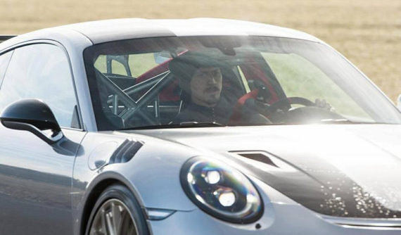 Zlatan Ibrahimovic lái siêu xe Porsche 911 GT2 RS 2018 mới tậu đến sân tập