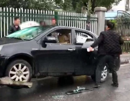 Đập phá ô tô sau nhiều lần vi phạm giao thông