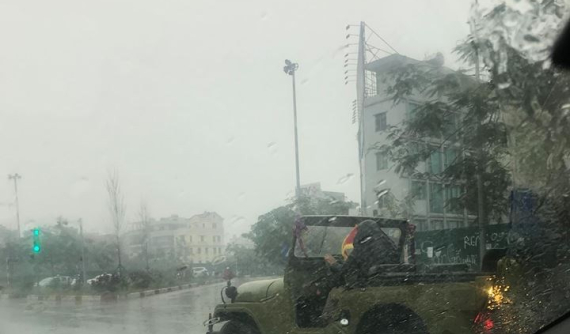 Ô tô mui trần sang trọng “mất thần thái” khi trời mưa