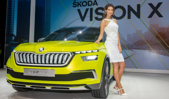 "Tìm đỏ mắt" mới thấy người mẫu nữ ở triển lãm ô tô Geneva 2018