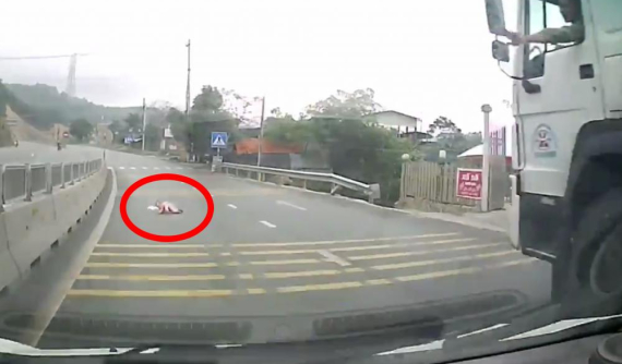 Hết hồn với cảnh em bé bò qua đường quốc lộ