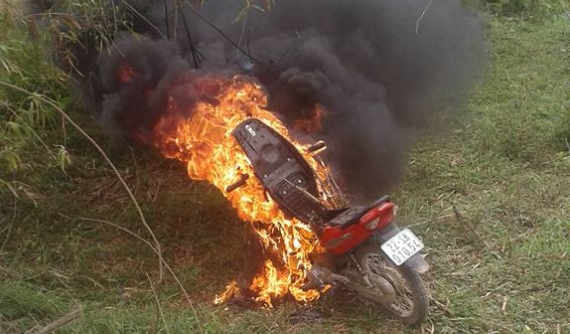 Nam thanh niên đốt xe máy giống Honda Wave để chống đối CSGT