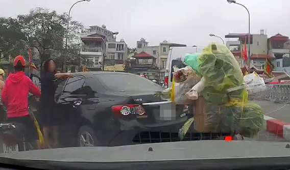 Hà Nội: Nữ tài xế đã quay đầu ô tô trên cầu còn xuống mắng người đi xe máy