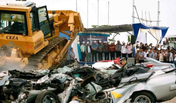 Thêm hàng loạt xe nhập lậu bị Tổng thống Philippines ra lệnh nghiền nát