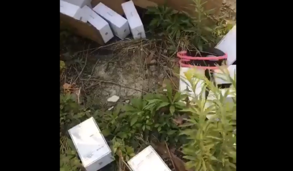 Thùng container phát nổ, iPhone X trên xe tải rơi khắp cao tốc