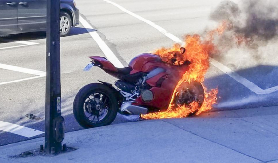 Ducati Panigale V4 bốc cháy dữ dội khi dừng đèn đỏ