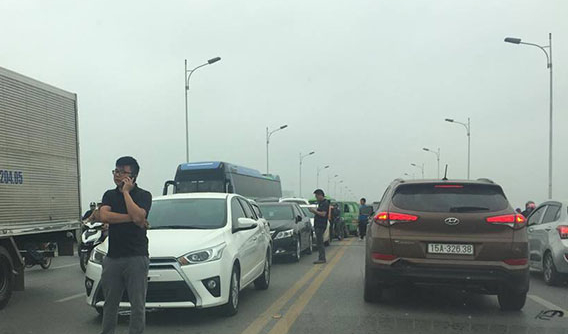 6 xe ô tô gặp tai nạn liên hoàn trên cầu Vĩnh Tuy