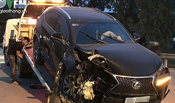 Hà Nội: SUV hạng sang Lexus NX đâm vào cột điện vì tránh xe máy