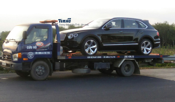 Bắt gặp SUV siêu sang Bentley Bentayga chính hãng trên đường Nam tiến