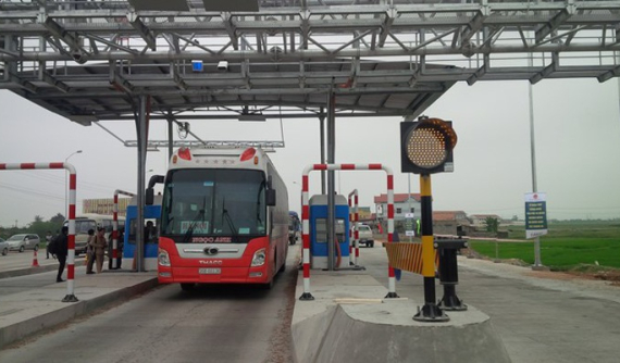 Sẽ xử phạt ô tô không dán thẻ thu phí tự động