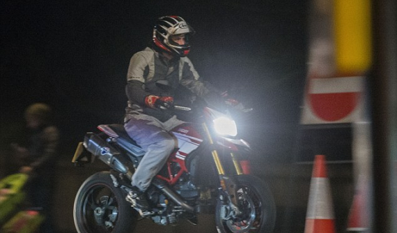 Hoàng tử William bị bắt gặp chạy Ducati Hypermotard 939 SP sau khi hứa với vợ sẽ bỏ xe