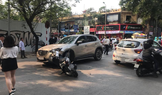 Hà Nội: Mazda CX-5 gây tai nạn liên hoàn khiến 3 người bị thương