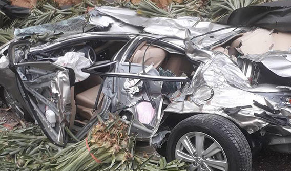 Hòa Bình: Toyota Vios vừa mới mua, còn chưa có biển bị xe tải đè trúng, bẹp dúm