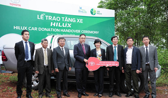 Toyota Việt Nam trao tặng xe HiLux cho Trung tâm Bảo tồn Thiên nhiên Việt