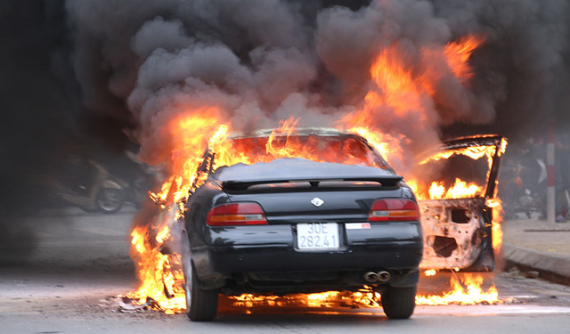 Cảnh báo nguy cơ cháy nổ xe ô tô, xe máy