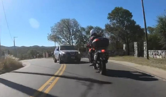 Ô tô lấn làn đâm thẳng vào xe phân khối lớn Honda Africa Twin