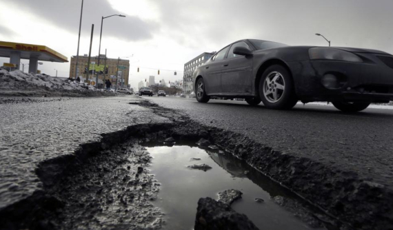 Hài hước với câu chuyện người đi mô tô bị phạt vì "làm hỏng" ổ gà