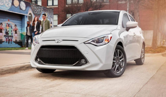 Toyota vén màn Yaris Sedan 2019 với đầu xe "cá trê", nội thất giống Mazda2