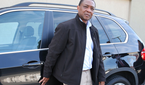 Kỹ sư phần mềm kiện hãng BMW vì bị cửa tự hít của X5 kẹp trúng ngón tay