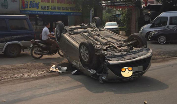 Hà Nội: Toyota Vios vượt ẩu, đâm Mazda CX-5 trước khi lật ngửa