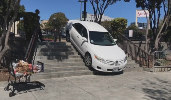 Bản đồ Uber chỉ dẫn sai khiến xe ô tô lao lên cầu thang cho người đi bộ