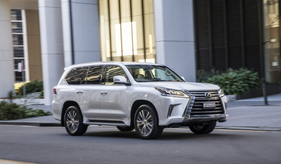 "Chuyên cơ mặt đất" Lexus LX bản 5 chỗ và máy dầu trình làng