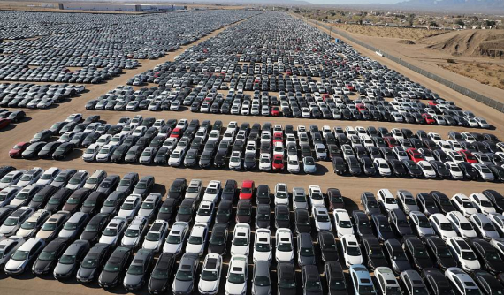 Sốc trước hình ảnh hàng nghìn chiếc xe Volkswagen bị "xếp xó" ở một hoang mạc