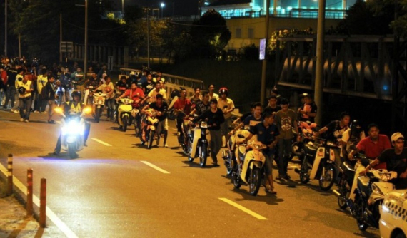 Malaysia: Giảm tuổi có bằng lái xe máy xuống còn 14