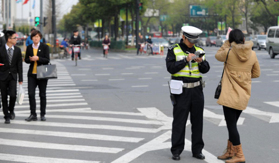 Xử phạt người đi bộ sai luật thời công nghệ