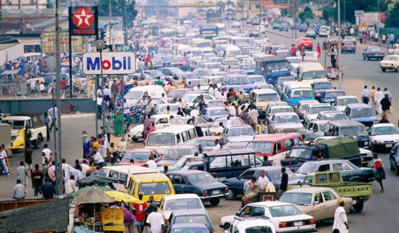 Nigeria: Khủng hoảng dầu mỏ, tài xế chờ đợi hàng tiếng để đổ xăng