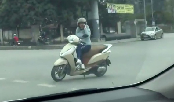 10 thói quen xấu của chị em phụ nữ khi sử dụng xe máy